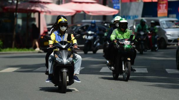 Motorbike taxi riders in the heat; Thanh Tùng